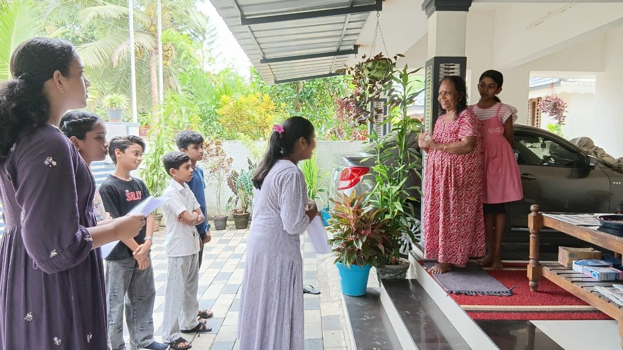 “നല്ലപാഠം വിദ്യാർത്ഥികൾ സ്കൂൾ പരിസരത്തെ വീടുകളിൽ പ്ലാസ്റ്റിക്കിന്റെ ദൂഷ്യവശങ്ങളെക്കുറിച്ച് ബോധവൽക്കരണം നടത്തുന്നു.”
